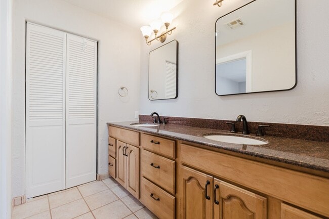 Building Photo - 3 Bedroom 2 Bath With A Mountain View Home!
