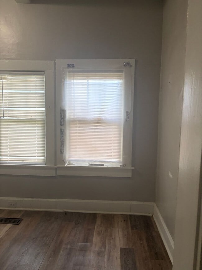 Building Photo - Spacious 3BR/2BA Rental with Hardwood Floors & Updated Living Room