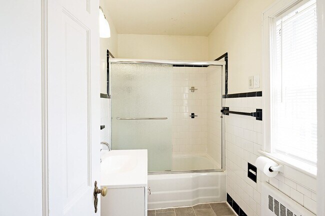 Building Photo - Scottsville Charm! Move-In Ready Home Near Library, Brewery & James River