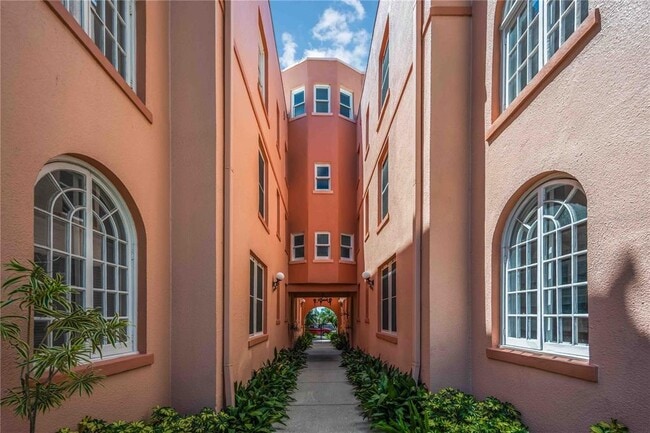 Building Photo - 1221 N Palm Ave