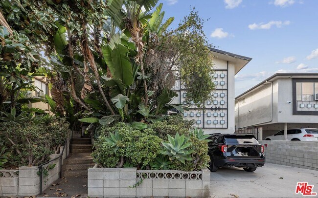 Building Photo - 633 Hayworth Ave