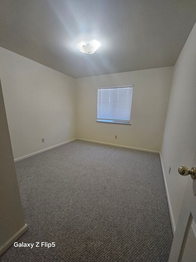 Building Photo - 4 BD 2 BATH HOME IN A GREAT NEIGHBORHOOD