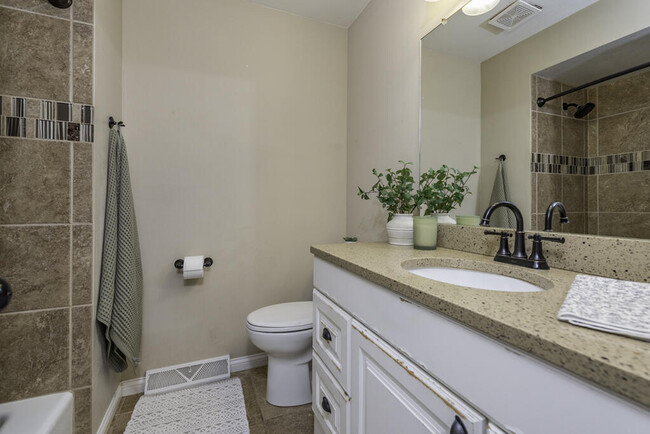 Building Photo - 8929 42 Ct
