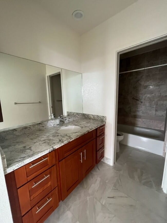 Building Photo - Quiet Spacious Unit $2,800 2/2/1 available...
