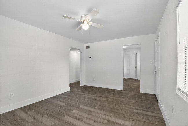 Building Photo - 2425 Anastasia Dr