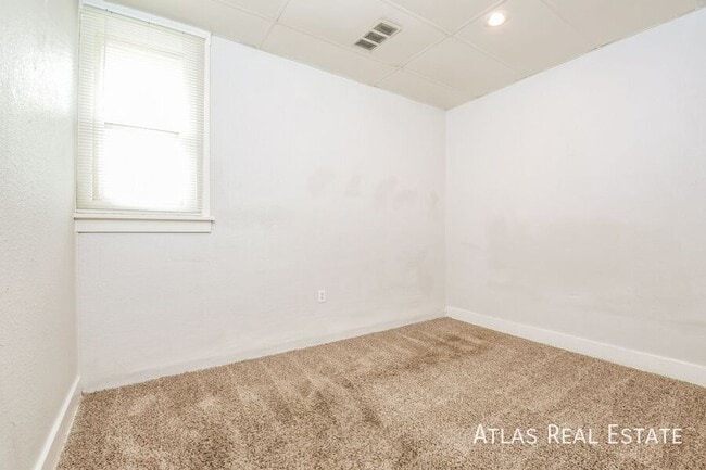 Building Photo - 861 Egbert St