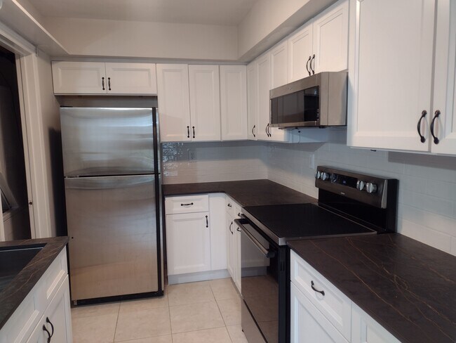 Building Photo - 83 Avon Ln