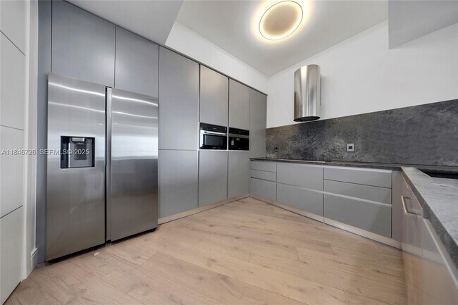 Building Photo - 16001 Collins Ave