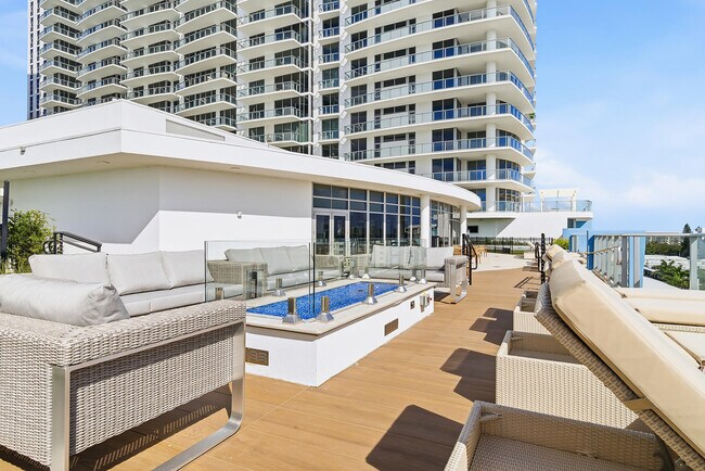 Building Photo - 220 Lake Shore Dr