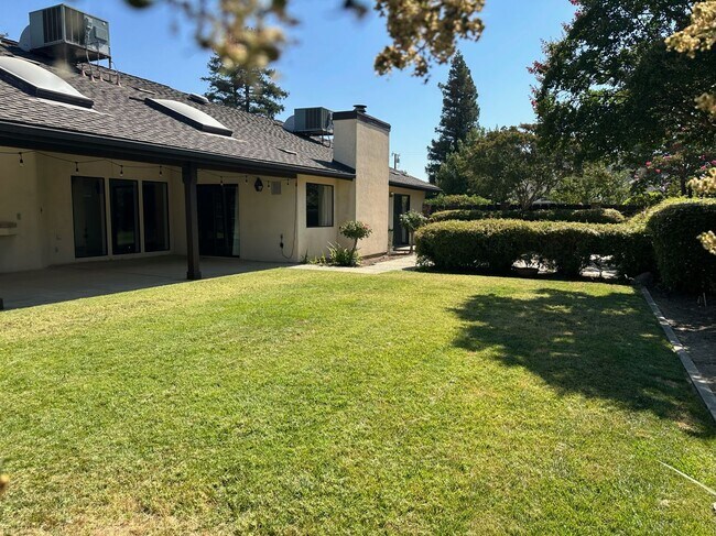 Building Photo - 475 E Mercedes Ave