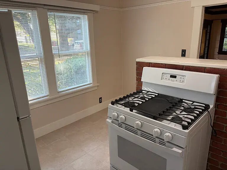 Building Photo - 1262 N Hudson Ave