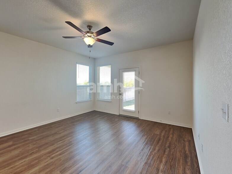 Building Photo - 457 Pebble Bend