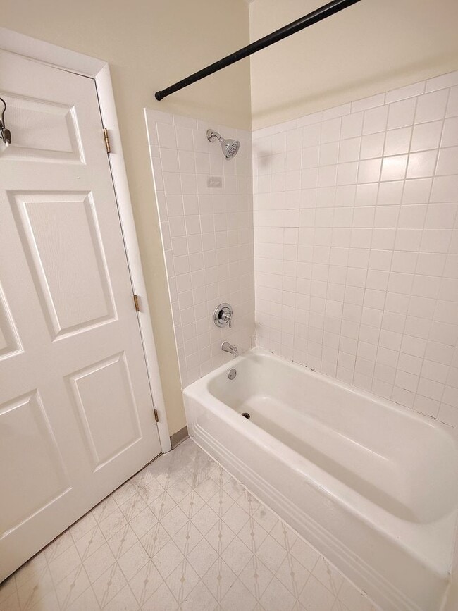 Building Photo - *Spacious 1BD/1BA 2nd Floor Apartment for rent in Dormont*