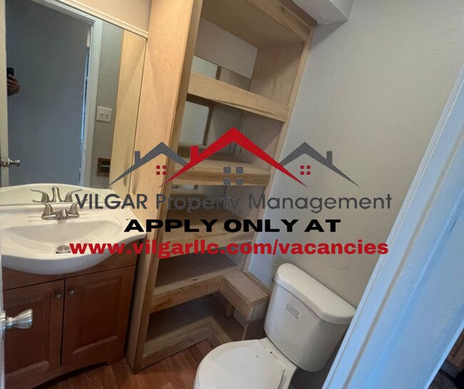 Building Photo - Spacious 3 Bed / 1.5 Bath Town-Home in Mer...