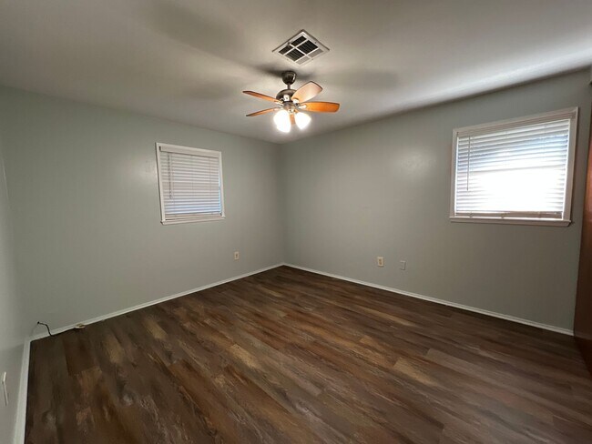 Building Photo - 3 Bedroom, 1.5 Bathroom, Brick Home with large yard, and garage