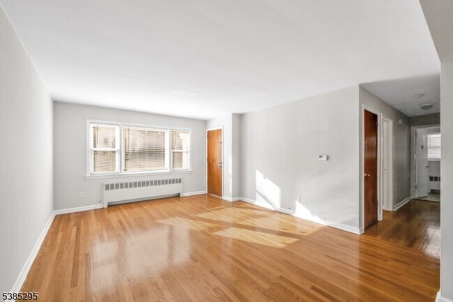 Building Photo - 136 Pine St