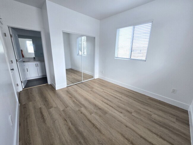 Building Photo - 3920-3922 1/2 Brighton Ave