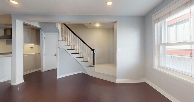 Building Photo - 215 Bolton St