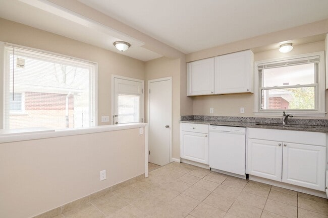 Building Photo - 1427 Woodland Dr