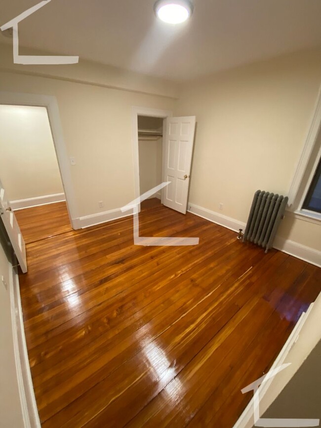 Building Photo - Avl April 1, 1/2 fee - Harvard Sq area 2BR...