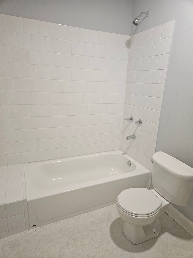Building Photo - 2604 Somerton Ct