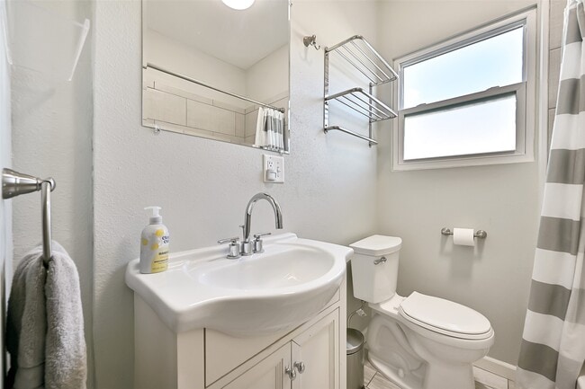 Building Photo - 5008 Avenue O 1/2