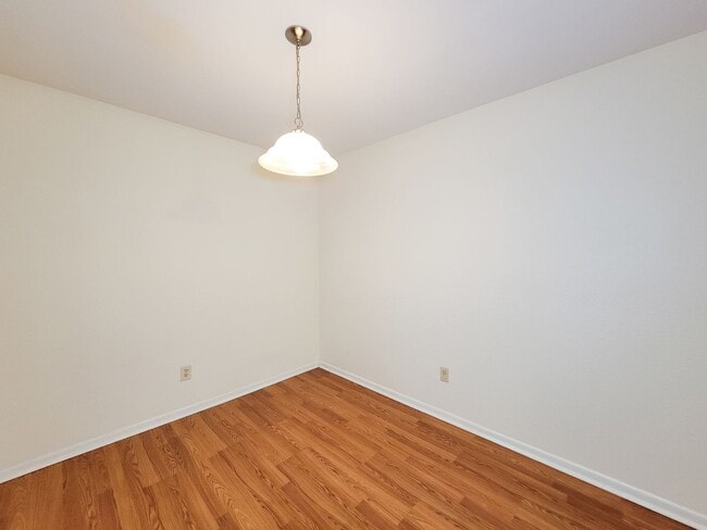 Building Photo - Two Bedroom Condo Near Med Center!