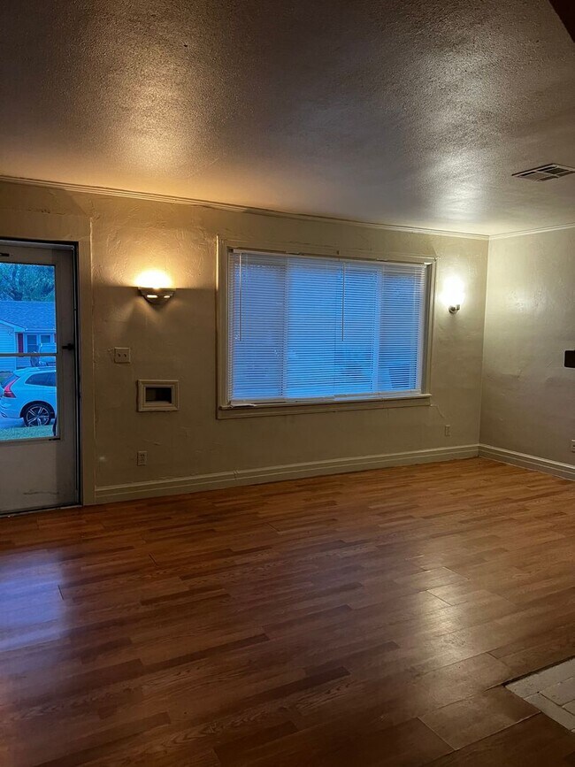 Building Photo - 1613 E Park Pl