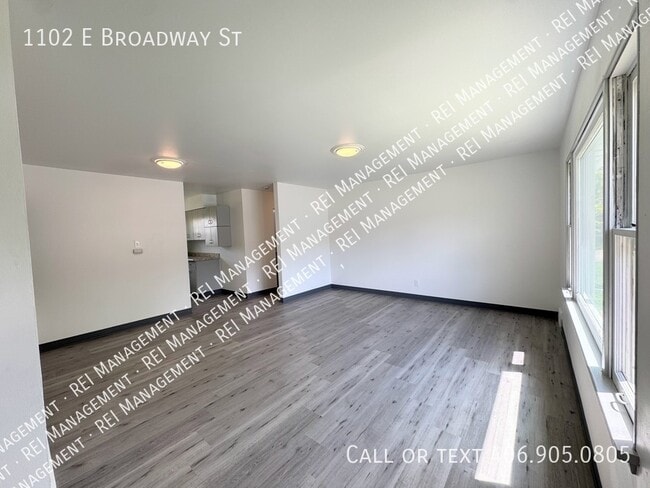 Building Photo - 1102 E Broadway St