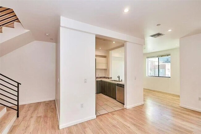 Building Photo - 137 W 6th St