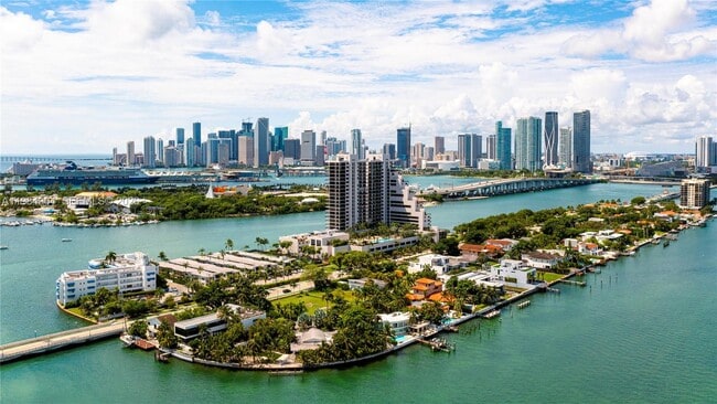 Building Photo - 1000 Venetian Way