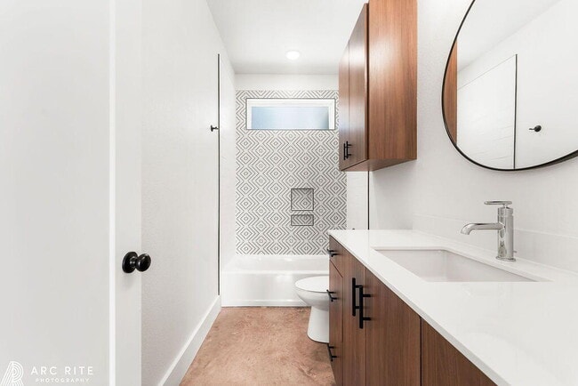 Building Photo - 2303 Toledo Ave