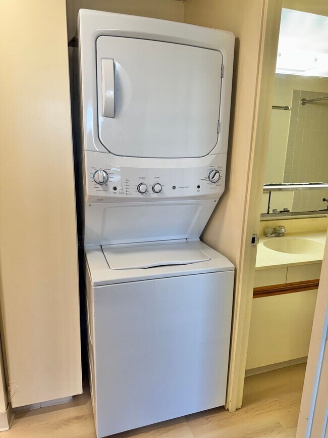 Building Photo - Charming 2 bedroom, 2 bathroom, 1 covered ...