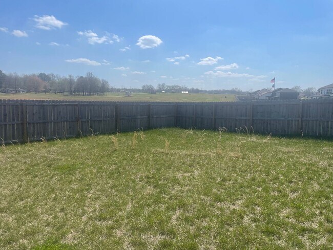 Building Photo - 3 Bedroom Pet Friendly Home For Rent!