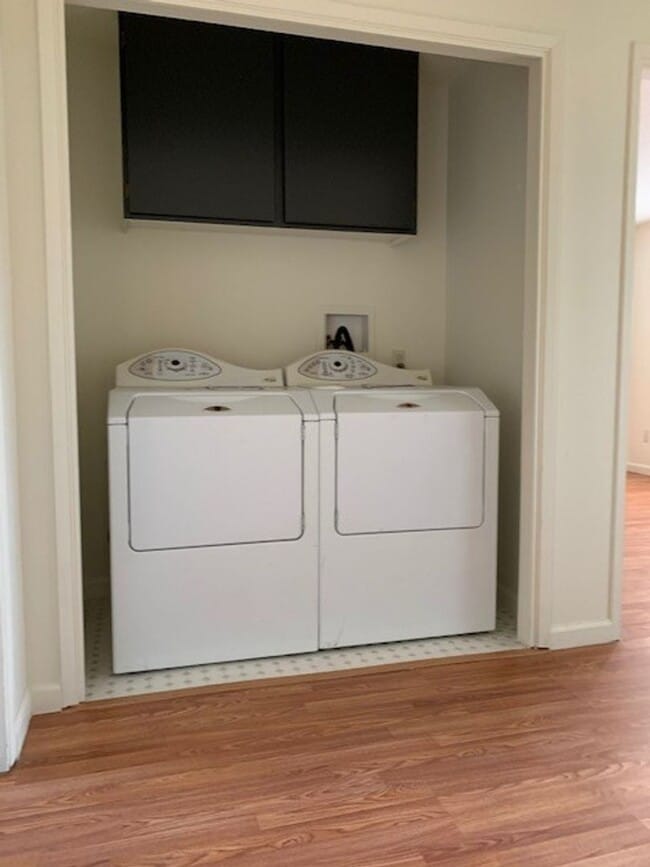 Building Photo - 1211 Summers Ln