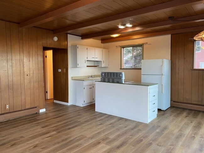 Building Photo - Mountain Bungalow in Spectacular Setting