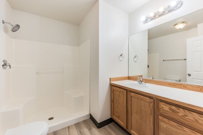 Building Photo - 3 bed 2 bath townhome