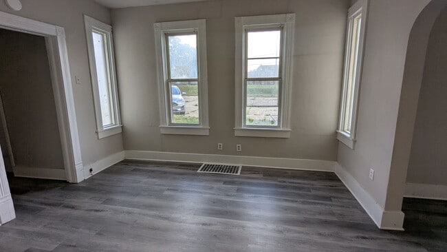 Building Photo - Charming 3-bedroom, 1.5-bathroom house loc...