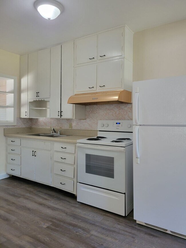 Building Photo - 493 Lake Howard Dr SW