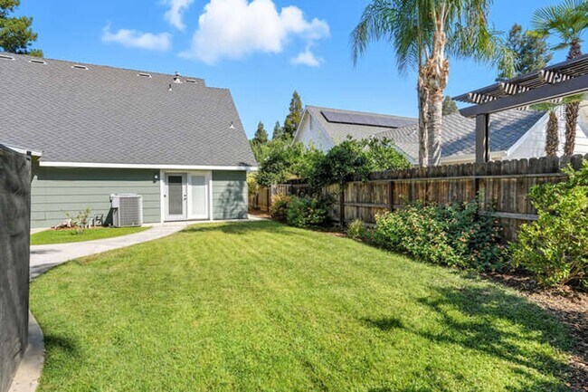 Building Photo - Spacious 5-Bedroom Home with Pool in NE Fr...