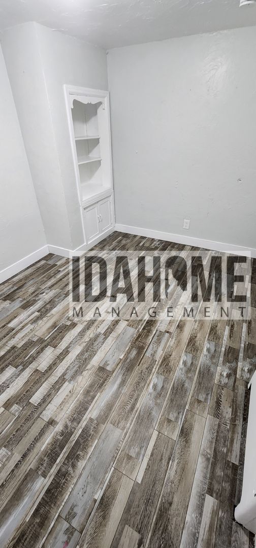 Building Photo - 626-628 W Custer St