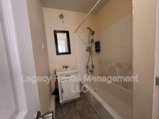 Building Photo - 116 E Broad St