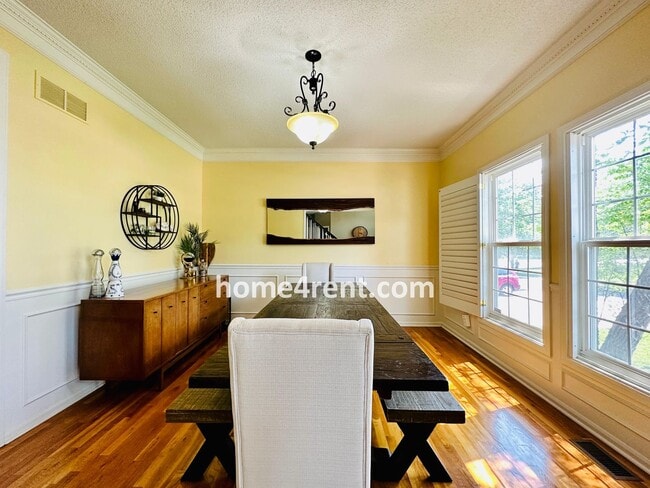 Building Photo - Beautiful Four Bedroom Home in a Quiet Neighborhood w/ an Updated Kitchen, Wood Floors, and a Fin...