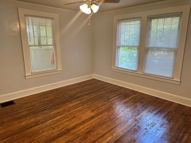 Building Photo - Beautiful Two Bedroom Home in Wesley Heigh...
