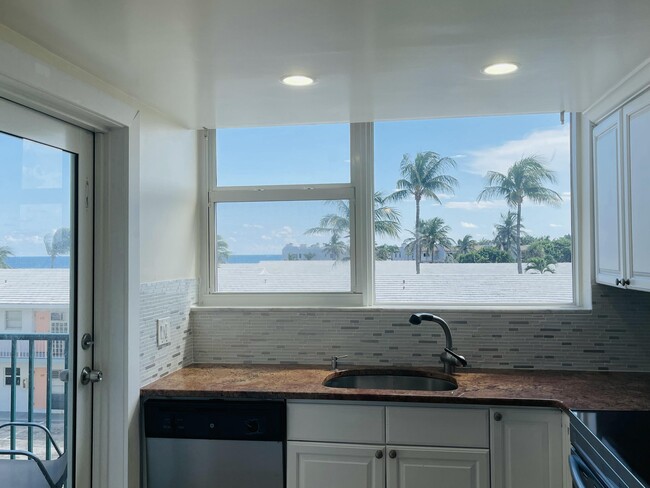 Building Photo - 1237 Hillsboro Mile