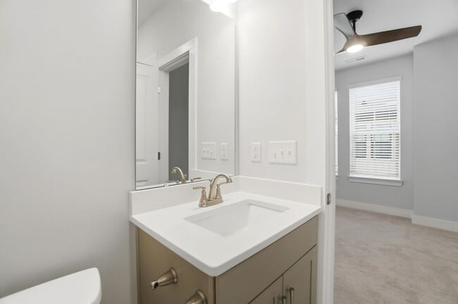 Building Photo - Modern Townhome in the Heart of Plaza Midw...