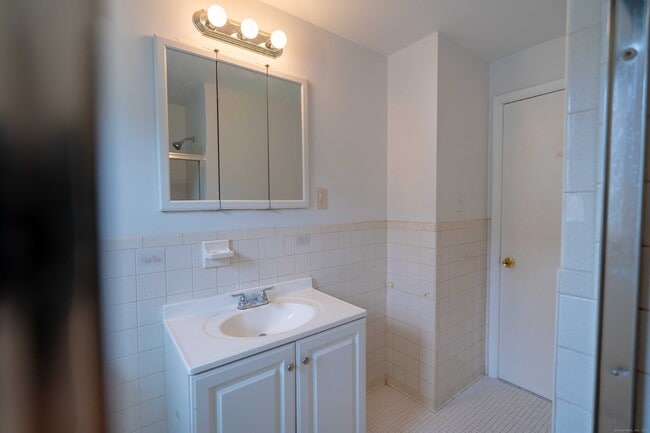 Building Photo - 326 Grovers Ave