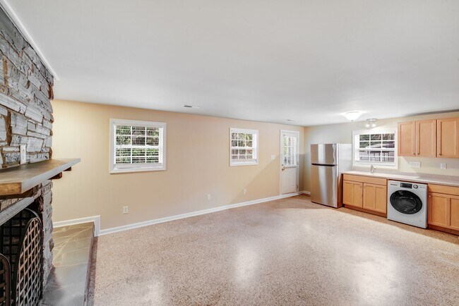 Building Photo - 2417 Laburnum Ave