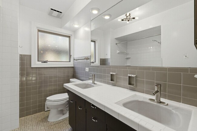 Building Photo - 556 Barton Ave