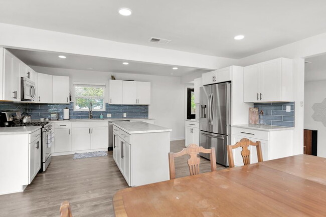 Building Photo - Charming 3-Bed home with 2.5 Baths in Fort...